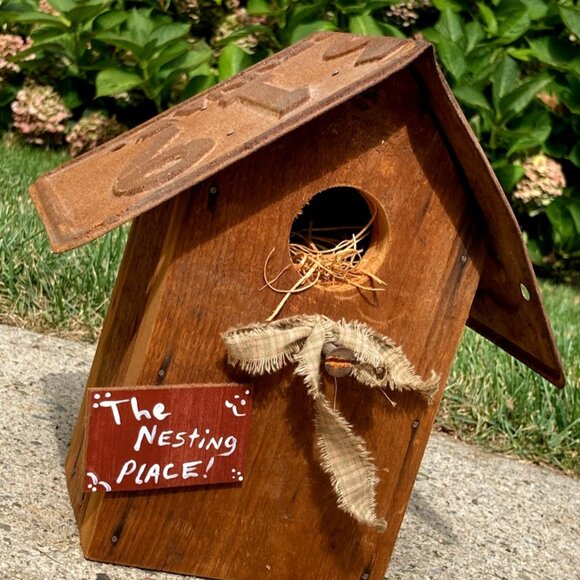 Handmade Rustic Nesting Place Birdhouse 1934 PA Antique Car License Plate Roof - Picture 1 of 6